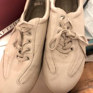This comfortable vintage off white size 8 shoes, by Easyspirit.